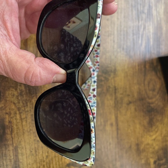 Kate Spade Straw Shoulder Bag with Green and Pink Accents and sunglasses & case - Picture 4 of 16